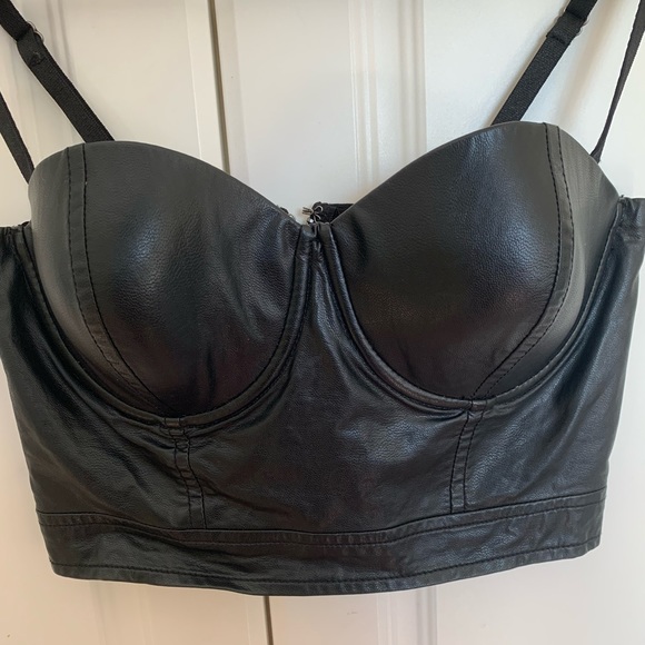 Really cute Guess black cropped corset top 🖤 - Picture 3 of 4